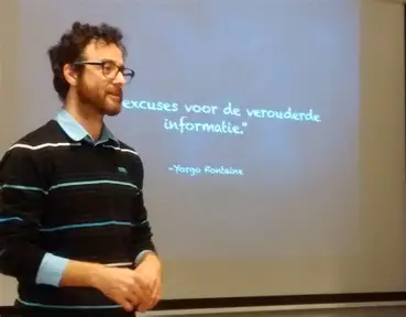 man met bril voor bord