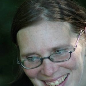 vrouw met bril lachend